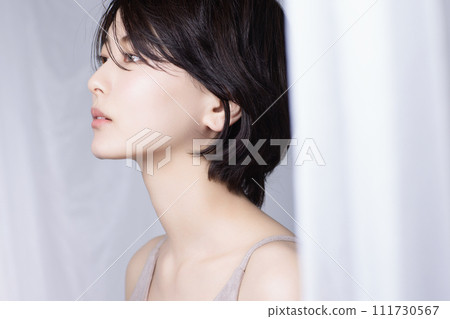 一個年輕的黑髮女子的美麗形象 111730567