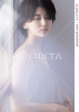 一個年輕的黑髮女子的美麗形象 一個年輕的黑髮女子的美麗形象 111730572