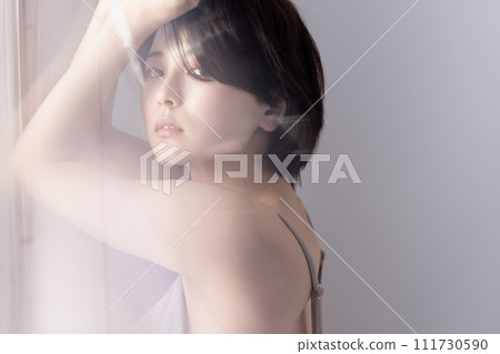一個年輕的黑髮女子的美麗形象 111730590