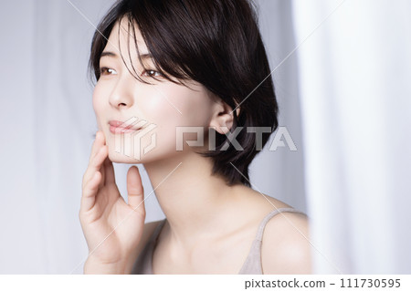 一個年輕的黑髮女子的美麗形象 111730595