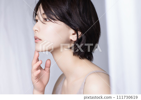 Beauty image of a young black-haired woman Beauty image of a young black-haired woman 111730619