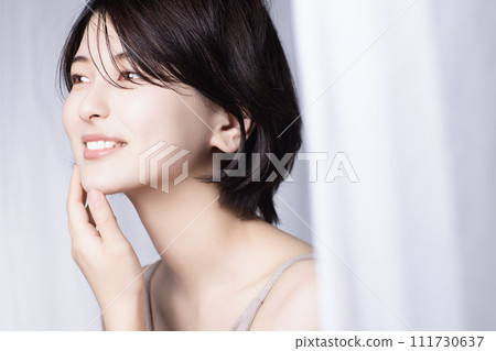 Beauty image of a young black-haired woman Beauty image of a young black-haired woman 111730637