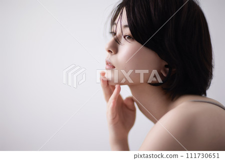 一個年輕的黑髮女子的美麗形象 一個年輕的黑髮女子的美麗形象 111730651