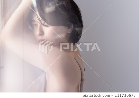 一個年輕的黑髮女子的美麗形象 111730675