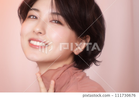 年輕女子的肖像，以彩色背景拍攝 111730676