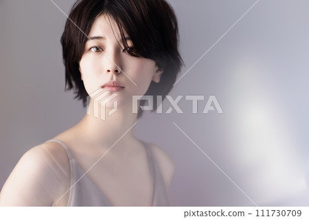 一個年輕的黑髮女子的美麗形象 一個年輕的黑髮女子的美麗形象 111730709