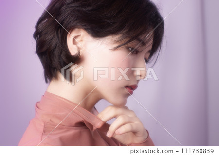 年輕女子的肖像,以彩色背景拍攝 年輕女子的肖像,以彩色背景拍攝 111730839