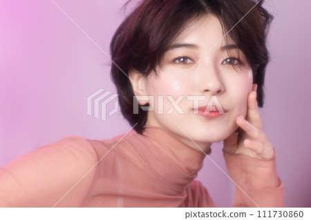 年輕女子的肖像,以彩色背景拍攝 年輕女子的肖像,以彩色背景拍攝 111730860