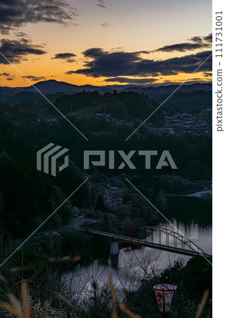 Tsukigase Plum Valley in early spring when the plum blossoms are starting to bloom; Tsukigase Lake reflects the sunset's afterglow and the setting sky. 111731001