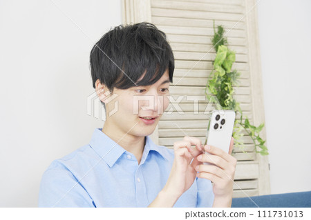 一個在客廳裡使用智能手機的人 111731013