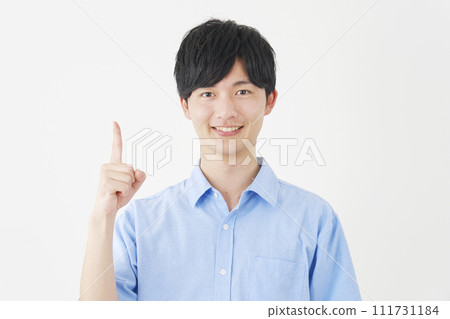 一個男人做出第一手勢，白色背景 111731184