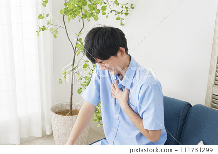 客廳裡呼吸急促的男人 111731299