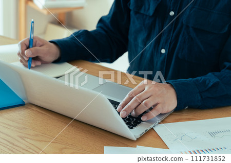 操作個人計算機的男性手 111731852