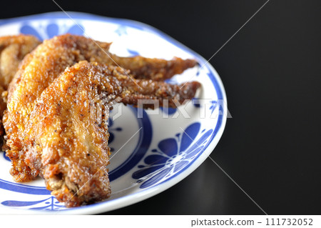 黑色背景下拍攝的炸雞翅 111732052