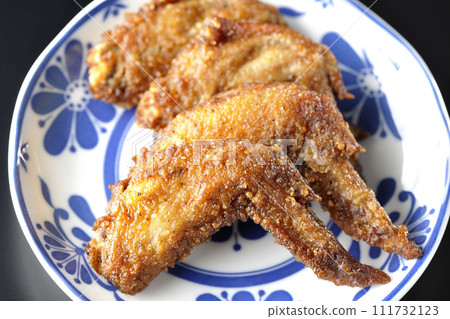 黑色背景下炸雞翅的頭頂照片 111732123