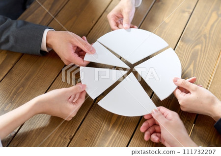 有圖表片段的商務人士 111732207