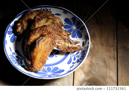fried chicken wings 111732361