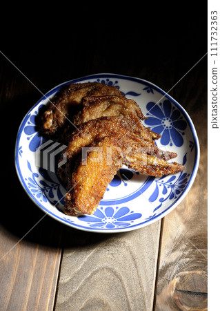 fried chicken wings 111732363