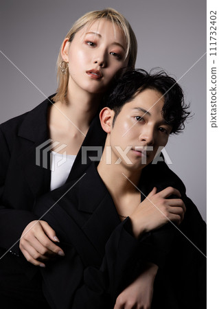 Chic portrait of a young couple in black outfits 111732402