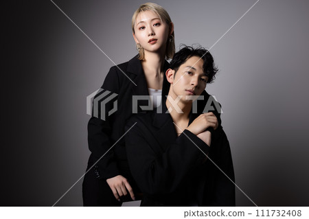 一對穿著黑色服裝的年輕夫婦的別緻肖像 一對穿著黑色服裝的年輕夫婦的別緻肖像 111732408