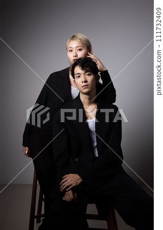 Chic portrait of a young couple in black outfits 111732409