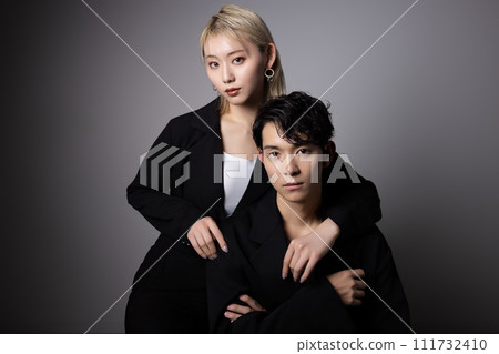 一對穿著黑色服裝的年輕夫婦的別緻肖像 一對穿著黑色服裝的年輕夫婦的別緻肖像 111732410