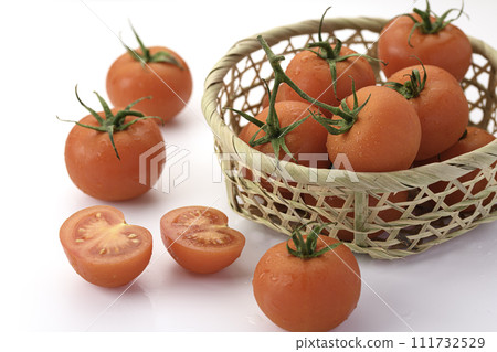 新鮮成熟的番茄白色背景 111732529