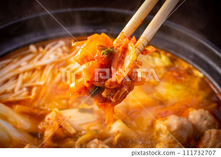 吃泡菜火鍋 111732707