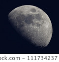 I took a close-up photo of the moon floating high in the evening sky with a telescope. 111734237