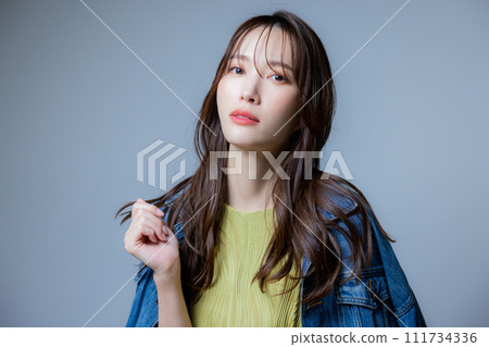 long hair woman 111734336