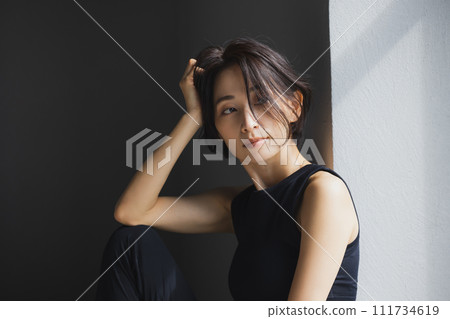 穿著運動服的女人 111734619