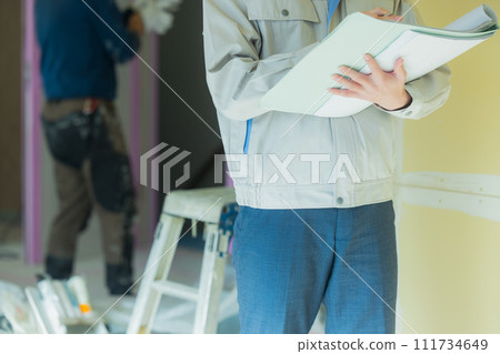 工人們在施工現場進行指導 工人們在施工現場進行指導 111734649