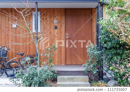 獨立式住宅的木門和牆壁 獨立式住宅的木門和牆壁 111735007