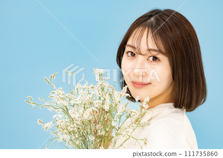 年輕女子美麗 20 多歲花束 年輕女子美麗 20 多歲花束 111735860