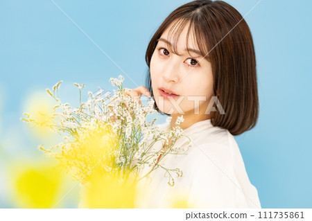 年輕女子美麗 20 多歲花束 111735861