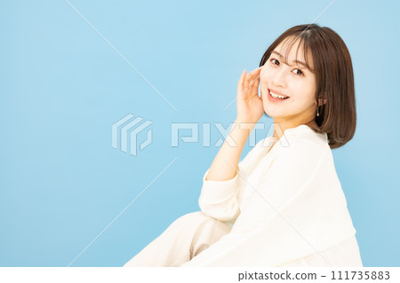 Young woman 20s beauty kneeling Young woman 20s beauty kneeling 111735883