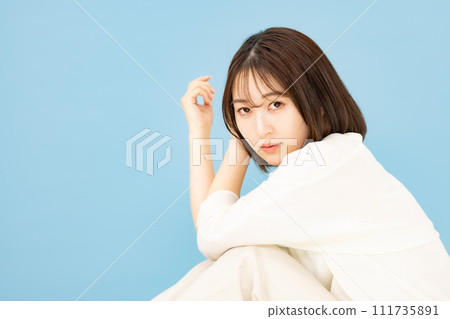 20多歲的年輕女子美女跪著 111735891