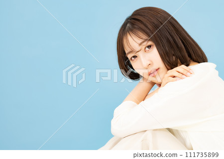 20多歲的年輕女子美女跪著 111735899