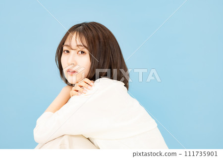 20多歲的年輕女子美女跪著 111735901