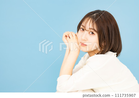 Young woman 20s beauty kneeling Young woman 20s beauty kneeling 111735907