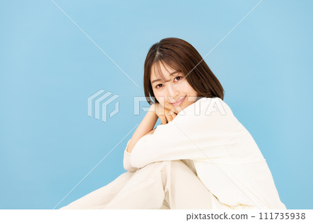 20多歲的年輕女子美女跪著 111735938