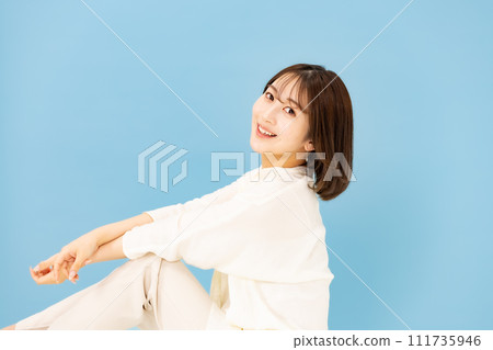 20多歲的年輕女子美女跪著 111735946