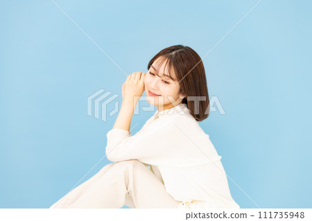 Young woman 20s beauty kneeling 111735948