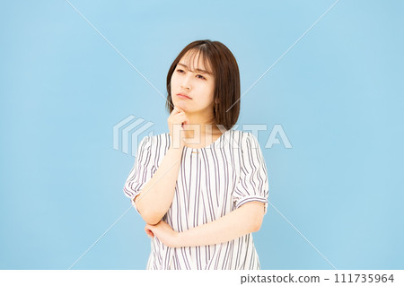 Young woman, 20s, casual, anxious Young woman, 20s, casual, anxious 111735964