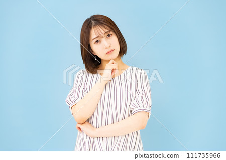 Young woman, 20s, casual, anxious 111735966