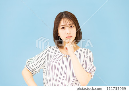 Young woman, 20s, casual, anxious 111735969