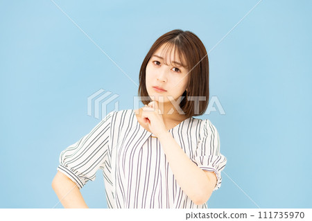 Young woman, 20s, casual, anxious 111735970