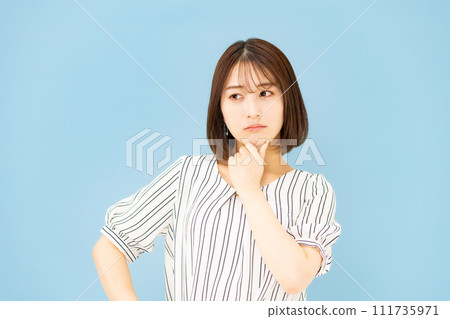 Young woman, 20s, casual, anxious Young woman, 20s, casual, anxious 111735971