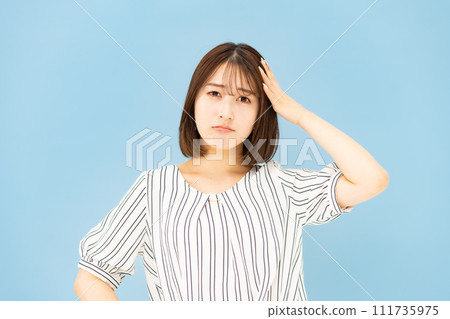 Young woman, 20s, casual, anxious Young woman, 20s, casual, anxious 111735975