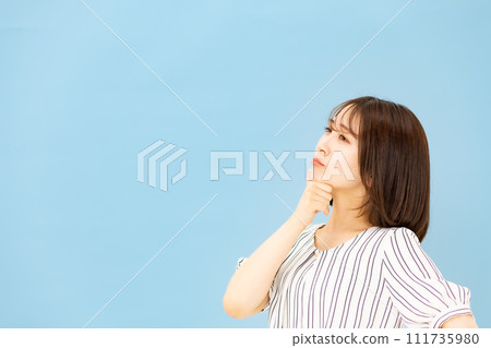 年輕女性，20 多歲，隨意，焦慮 111735980